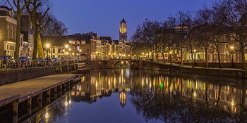 Oudegracht, Zandbrug en Domtoren in Utrecht in de avond