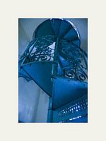 Escaliers bleus photographiés dans un lieu urbain à Cuba