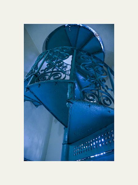 Blaue Treppe, fotografiert an einem Urbex-Standort in Kuba von @Unique