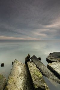 Le Markermeer couvert de nuages contrastés au lever du soleil, vu depuis les piles de pierre