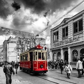Tramway rouge traditionnel à Istanbul sur C. Wold