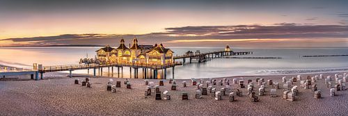 Oostzeebadplaats Sellin met pier op het eiland Rügen in de zomer.
