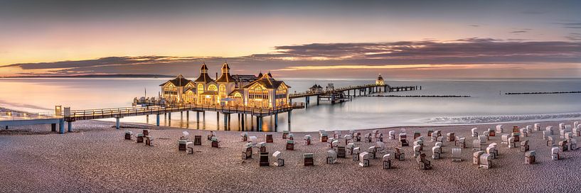 Oostzeebadplaats Sellin met pier op het eiland Rügen in de zomer. van Voss Fine Art Fotografie