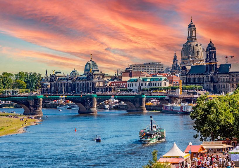 Gezicht op de stad Dresden in Saksen met de oevers van de Elbe en de Frauenkirche van Animaflora PicsStock