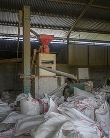 Alte Industriemaschine in einer Halle – rustikale Wanddekoration von Minimalistic Travel Photography by.Rieneke
