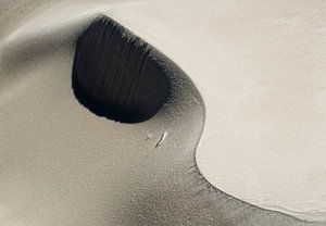 Yin yang dans le sable sur Marcel van Balken