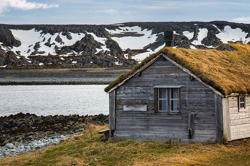 Altes Holzhaus am Varangerfjord