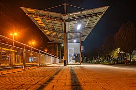 Die Stille der Nacht an der Haltestelle von Photoart-Naegele