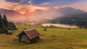 Panoramaaufnahme eines Sonnenaufgangs am Geroldsee