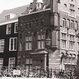 Retro Amsterdamer Grachtenhaus von Diana Smits