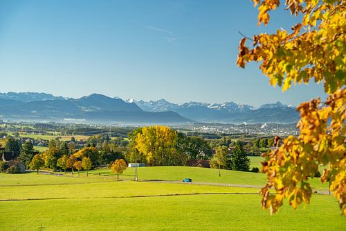 Uitzicht over Kempten in de Allgäu en de Grünten, Widderstein in Kleinwalsertal van Leo Schindzielorz