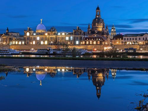 Het silhouet van Dresden in de spiegel