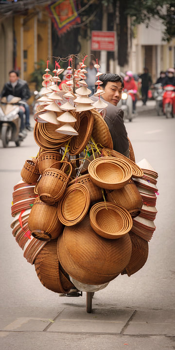 Hanoi, Vietnam, straatverkoper op fiets van <span class="secondary-font">Dirk Verwoerd</span>