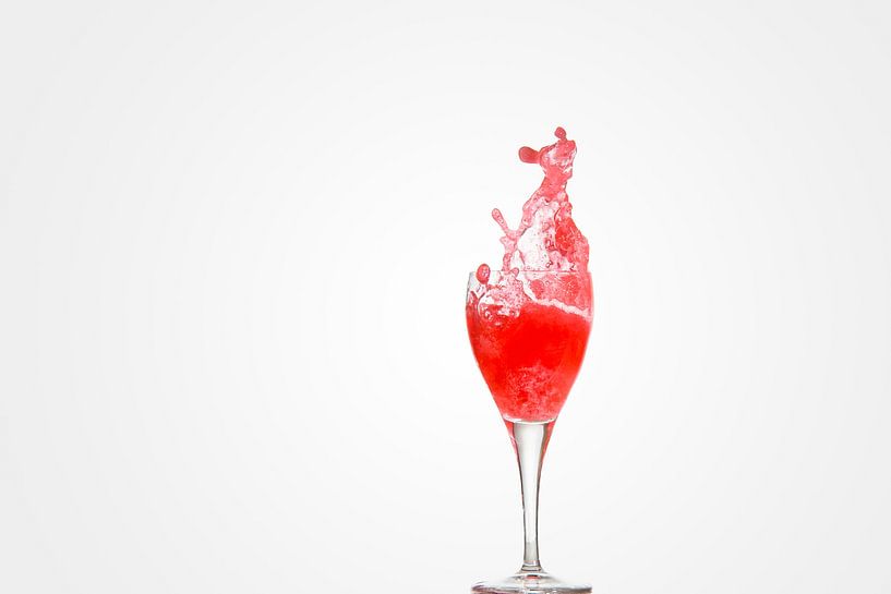 Rood water Splash in wijnglas (rechthoekig) van Gig-Pic by Sander van den Berg