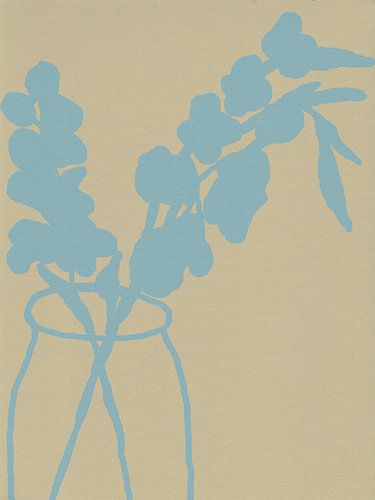 Gladiolen in vaas. Lichtblauw op beige.