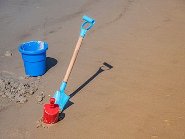 Kinderspeelgoed in het zand aan de Noordzee