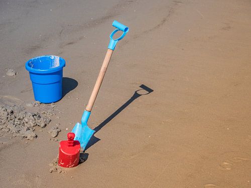 Jouets de plage pour enfants dans le sable de la mer du Nord