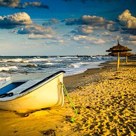 Eenzame roeiboot op het zandstrand van Sousse in Tunesië van Dieter Walther