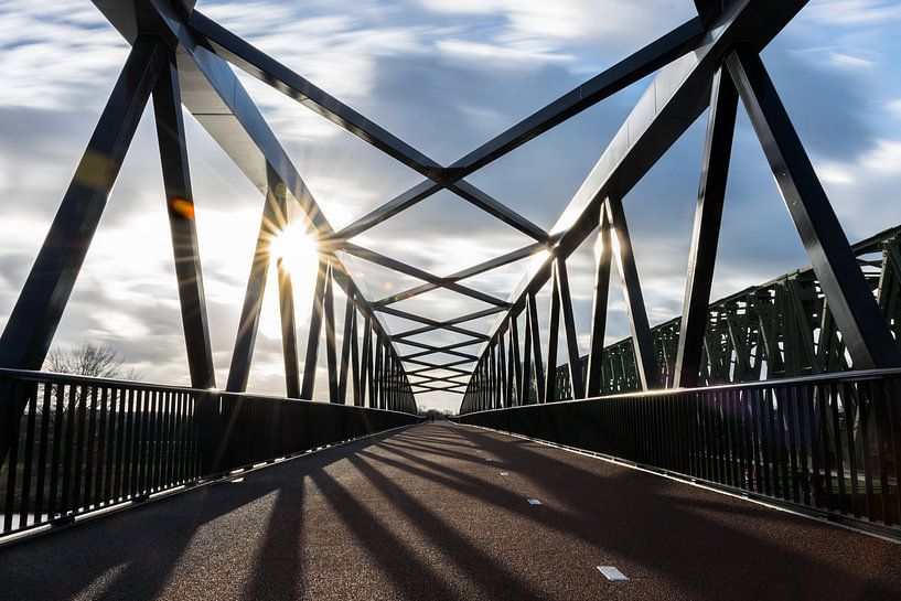 Asymmetrischer Blick über die Fahrradbrücke "De Maasover" von Patrick Verhoef