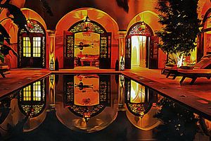 Atmosphärisches Riad bei Nacht in Marrakesch