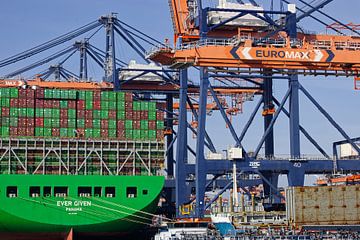 De Ever Given wordt gelost in de haven van Rotterdam. van Robert Jan Smit
