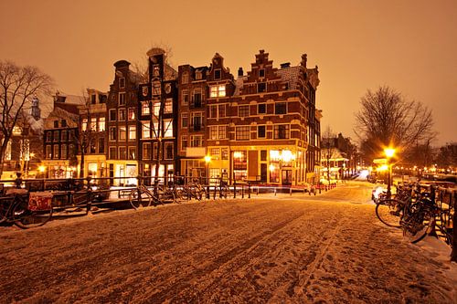 Besneeuwd Amsterdam in de jordaan bij nacht
