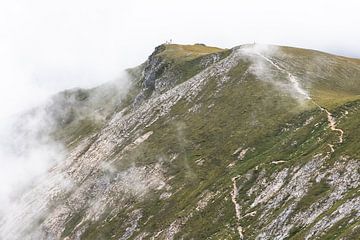 Paysage de montagne mystique dans le parc national de Nockberge sur Sander Groenendijk