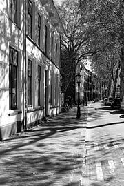 Blick auf die Breedstraat im Zentrum von Utrecht an einem Frühlingstag. (Schwarz-Weiß) von André Blom Fotografie Utrecht
