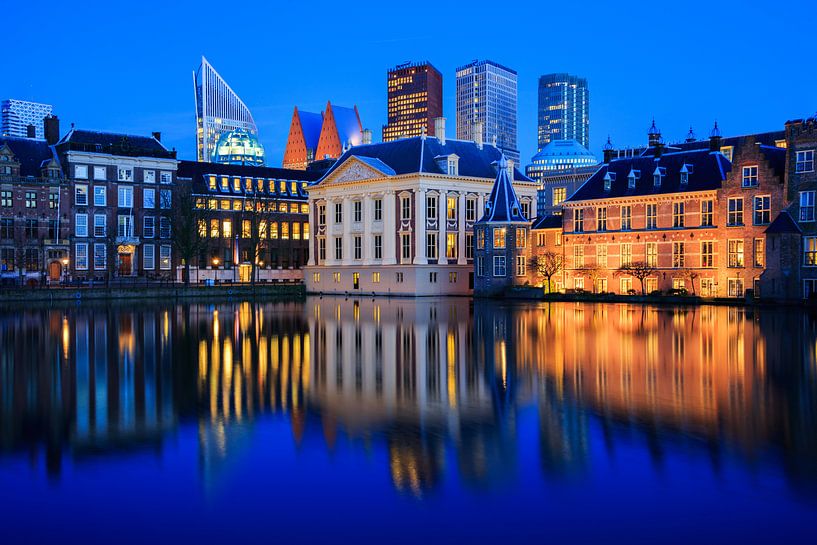 Skyline von Den Haag in der Dämmerung während der blauen Stunde von iPics Photography