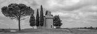 Monochrome Tuscany in 6x17 format, Cappella Madonna di Vitaleta II van Teun Ruijters thumbnail