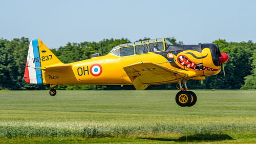 Landende North American T-6G Texan.