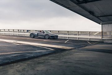 Audi R8 V10 in een Stijlvolle Parkeergarage met Zacht Licht van Sebastiaan van 't Hoog