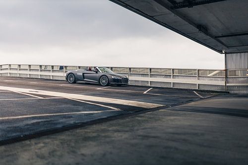 Audi R8 V10 in einer Stilvollen Parkgarage mit Sanfter Beleuchtung
