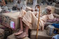 Indiase slapende  pelgrim op het station van Haridwar in India. Wout Kok One2expose van Wout Kok thumbnail