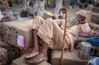 Indiase slapende  pelgrim op het station van Haridwar in India. Wout Kok One2expose