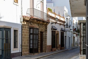Smalle steegjes en oude gevels in het centrum van Rota bij Cádiz, Andalusië, Spanje. van Fotos by Jan Wehnert