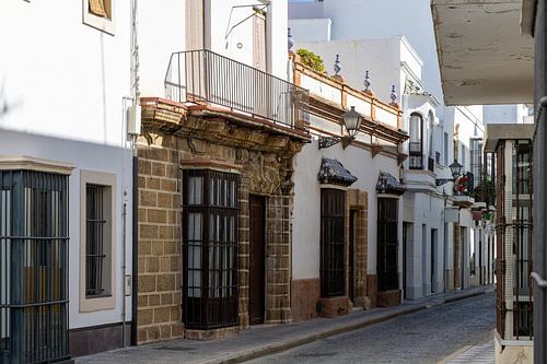 Smalle steegjes en oude gevels in het centrum van Rota bij Cádiz, Andalusië, Spanje.