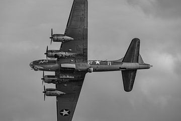 Flyby Boeing B-17G Flying Fortress 