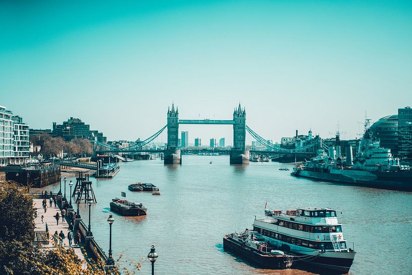 London by Hello Pompoyo