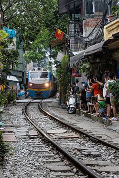 Trainstreet in het oude centrum van Hanoi van Sander Groenendijk