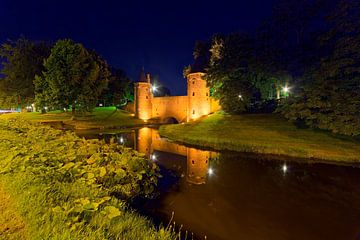 Nachtaufnahme Monnikendam / Wassertor Amersfoort von Anton de Zeeuw