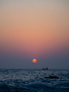 Vissersboot tijdens zonsondergang in Mirissa, Sri Lanka van Teun Janssen