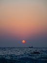 Vissersboot tijdens zonsondergang in Mirissa, Sri Lanka van Teun Janssen thumbnail