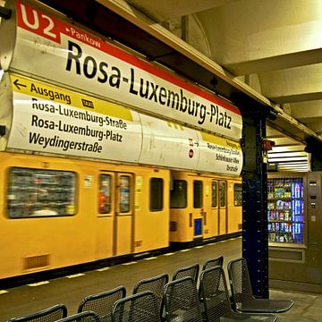 Metrolijn U2 bij Rosa-Luxemburg-Platz in Berlijn-Mitte