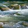 schnell fließendes Wasser über Felsbrocken von Hanneke Luit