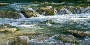 schnell fließendes Wasser über Felsbrocken von Hanneke Luit