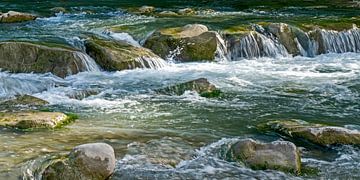 eau à débit rapide sur des rochers