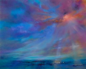 Un jeu de couleurs céleste - le soleil se lève derrière les nuages