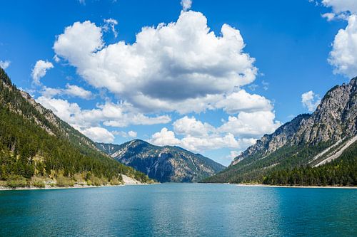 Plansee in Oostenrijk met wolken