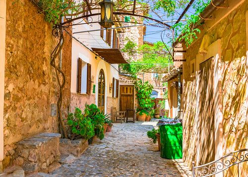 Mooie mediterrane tuin met pad naar rustiek stenen huis